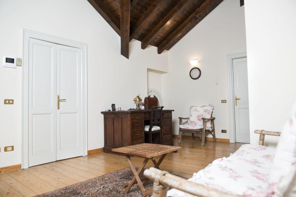 Villa Pinetina B&B Lasnigo Номер фото
