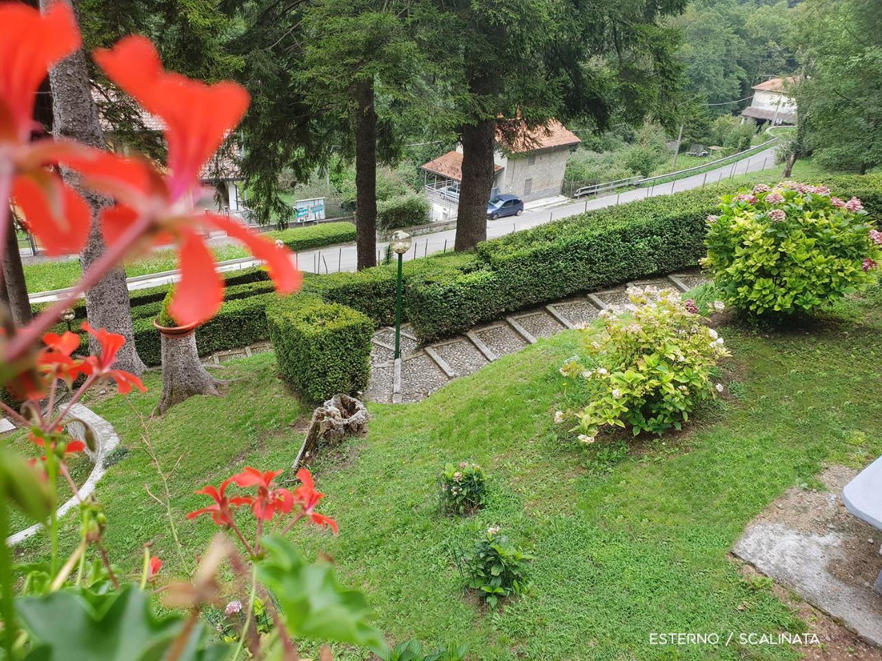 Villa Pinetina B&B Lasnigo Екстер'єр фото